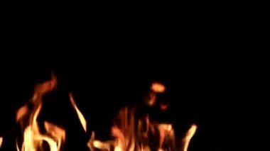 Siyah arka planda yangın. Soyut ateş dokusu. Gerçekçi alevler hareket çerçevesini yakar. Tasarım için ateş dokusu.