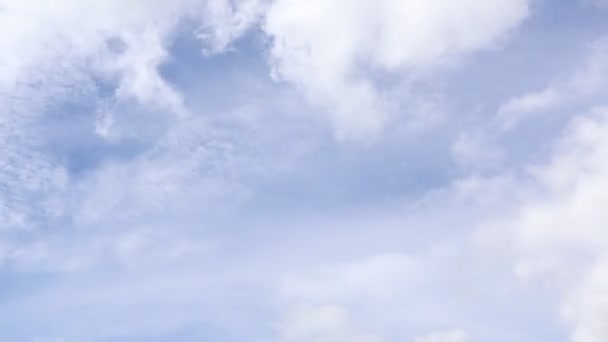 雲が雲の上に旋回して雲のクラスタを移動し 時間が経過美しい青空 映像時間の経過自然 — ストック動画