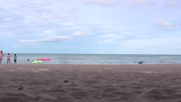 昼間はビーチで波が吹く時間の経過風 空の砂浜に打ち寄せる波 — ストック動画