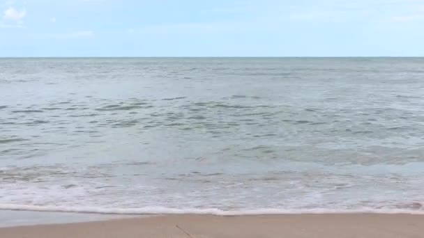 时间流逝的风刮过海滩上的海浪 海浪冲击着空旷的沙滩 — 图库视频影像