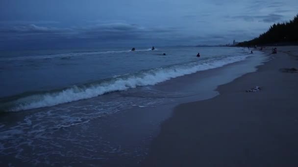 Vento Che Soffia Sulle Onde Del Mare Sulla Spiaggia Notte — Video Stock
