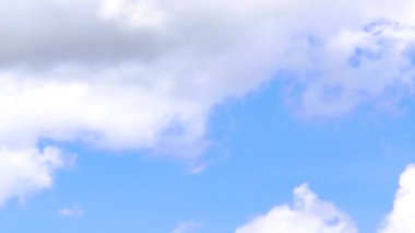Bulut kümesinin yukarı doğru hareket ettiği güzel mavi gökyüzü. Görüntüler zaman aşımına uğrar.
