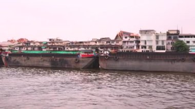 Kargo gemisi Chao Phraya Nehri, Tayland 'da tekneler tarafından çekiliyor.