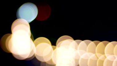 Gece yol ışıkları gece yoldaki trafikte arabaları bulanıklaştırdı. Soyut parlak bulanık renkli bokeh. Şehir arka planında Bokeh ışıkları