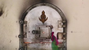 Tayland 'da krematoryumun içinde yanan alevlerle krematoryum.