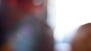 İnsanların yemek yerken konuştuklarını bulanık görmek. Hassas Odaklanma.