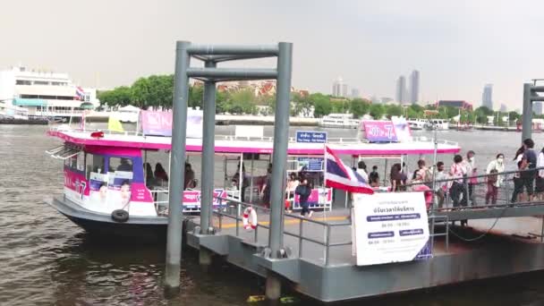Bangkok Tailandia Agosto 2020 Personas Que Abordan Ferry Muelle Través — Vídeos de Stock