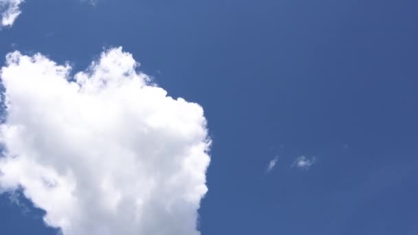 Zeitraffer Schöner Blauer Himmel Mit Wolken Die Wolkenhaufen Nach Oben — Stockvideo