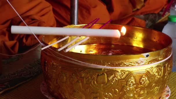 Kynttilä Pantiin Pyhään Vesikulhoon Paloi Joka Uskonnollinen Seremonia Thaimaan — kuvapankkivideo