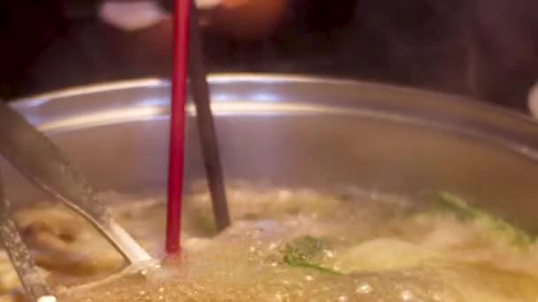 Κοντινό Πλάνο Των Chopsticks Τράβηγμα Χοιρινό Έξω Καυτή Σούπα Βρασμού — Αρχείο Βίντεο