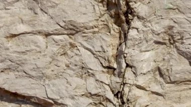 Solid Rock 'ın yakın plan kamerası. Taş kayanın yapısı ve dokusu. Doğal taş..