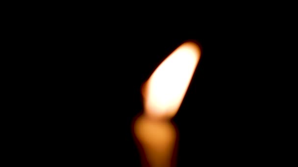 Θολή Κοντινό Πλάνο Της Φλόγας Που Καίει Στο Κερί Απομονωμένη — Αρχείο Βίντεο