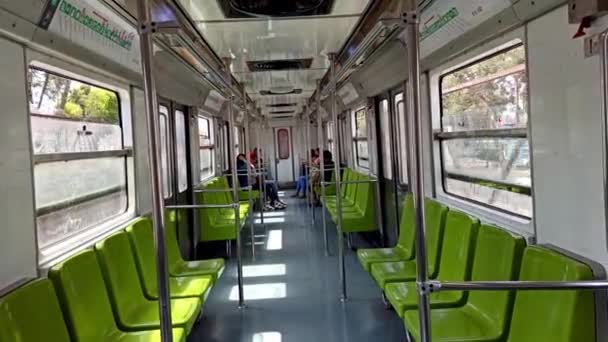 メキシコ市 メキシコ 2020年7月 コロナウイルスのパンデミックのために人々がほとんど外出しないので ほとんど流入せずに残るメキシコ市の地下鉄で旅行する人々 — ストック動画