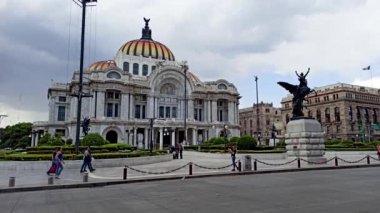 Mexico City, Meksika. Temmuz 2020. Mexico City 'nin en sembolik yerlerinden biri olan Güzel Sanatlar Sarayı' nın yan görüntüsü. Turistler tarafından yavaş yavaş ziyaret ediliyor..