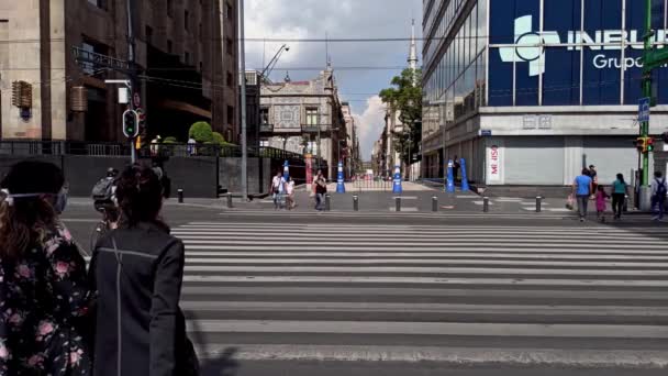 Mexico City Mexico Július 2020 Gyalogosok Átkelnek Madero Street Felé — Stock videók