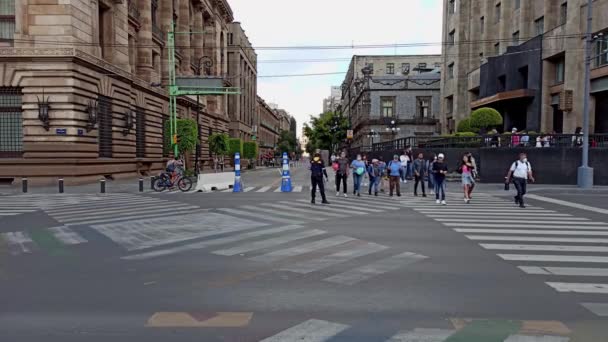 Cidade México México Julho 2020 Pedestres Atravessando Rua Enquanto Polícia — Vídeo de Stock