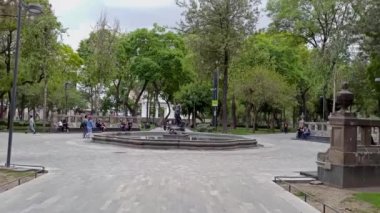 Mexico City, Meksika - Temmuz 2020, Venüs heykelinin bulunduğu Mexico City 'nin merkez alışveriş merkezi turu, insanların oturup manzaranın tadını çıkarabilecekleri bir yer..