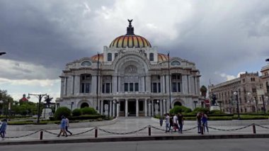 Mexico City, Meksika - Temmuz 2020, Palacio de Bellas Artes veya Güzel Sanatlar Sarayı manzarası, Mexico City 'de ünlü bir tiyatro, müze ve müzik mekanı..