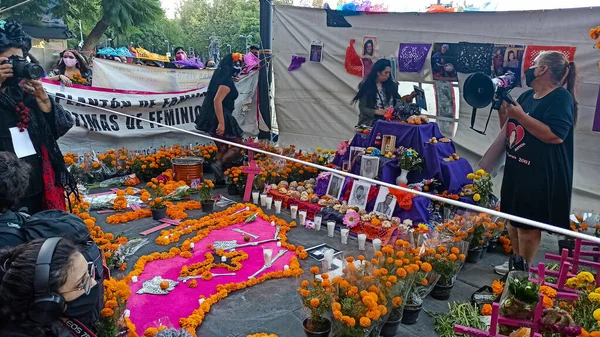 Mexico City, Meksika - Kasım 2020: Feministler Meksika 'da ölen kadınların anısına bir mihrap düzenlediler..
