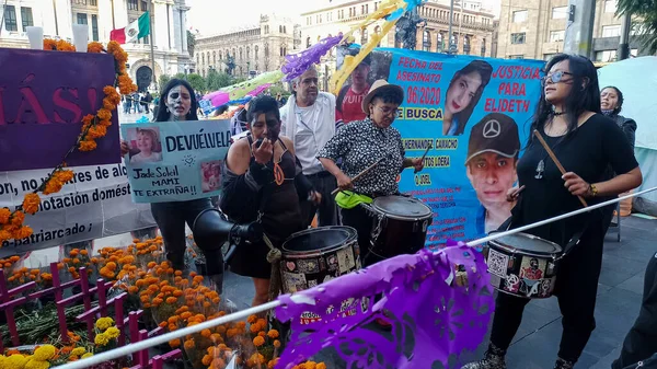 Mexico City, Meksika 2020: Feministler ve ailelerin anneleri, Meksika Ölüler Günü kutlamalarında kızlarının kayboluşu ve ölümü için slogan ve davullarla protesto ettiler..
