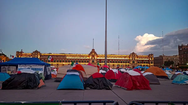 Mexico City, Meksika - Kasım 2020: FRENNA (Anti-AMLO Ulusal Cephesi), Meksika 'nın Zocalo şehrinde görevdeki başkan Andres Manuel Obrador' u kötüleyenlerin bulunduğu bir kamp..