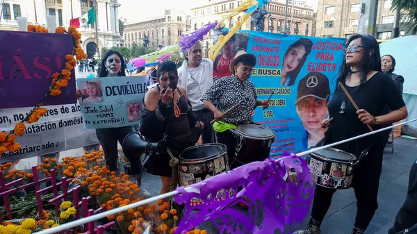 メキシコ市 メキシコ 11月2020 死者のメキシコの日を祝うために娘の失踪と死のためのスローガンとドラムで抗議する女性と家族の母親 ストックフォト