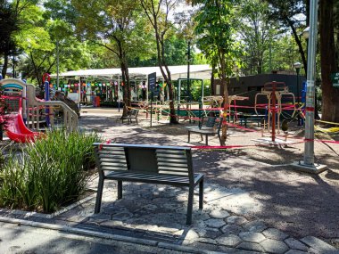 Mexico City, Meksika - Mayıs 2020: Park uyarı bantlarıyla halka kapalı, Mexico City Coronavirus nedeniyle kırmızı ışıkta duruyor, bu yüzden birçok kamu alanı kapalı kalıyor..
