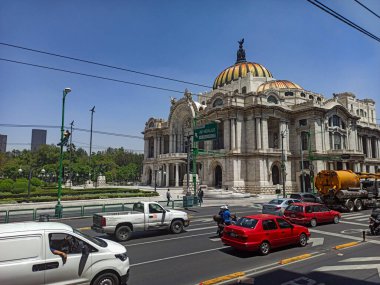 Mexico City, Meksika - Temmuz 2020: Mexico City 'deki Güzel Sanatlar Sarayı' nın yan görüntüsü, sanatçılar ve müzisyenler için bir buluşma yeri..
