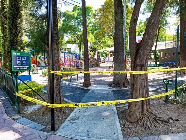 Mexico City, Meksika - Mayıs 2020: Mexico City Parkı, şehir yönetiminin resmi hükümetiyle halka kapalı, parklar Coronavirus salgını riskini önlemek için kapalı kalır..