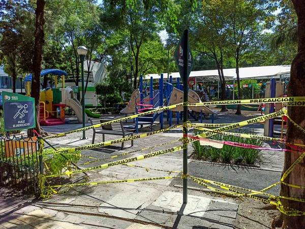 Mexico City, Meksika - Mayıs 2020: Salgın sırasında hükümet kamusal alanlarının kapalı kalması nedeniyle Mexico City 'deki bir parktaki oyun alanı koronavirüs salgını nedeniyle kapalı kalıyor.