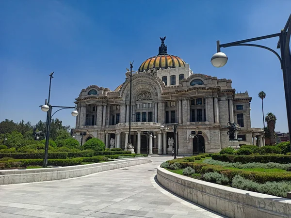 Mexico City, Mexico-July 2020: The Palace of Fine Arts, Meksika 'nın en ünlü opera binalarından biri olan Mexico City' de yer alan bir kültür merkezidir..