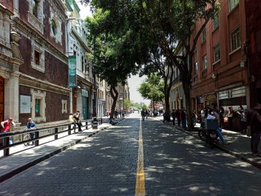 Mexico City, Meksika - Temmuz 2020: Mexico City, Coronavirus alarmında turuncu bir trafik ışığına döndü ve bazı işletmeler kapılarını açmaya başladı..