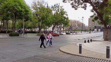 Mexico City, Meksika - Temmuz 2020, Mexico City 'deki Güzel Sanatlar Sarayı' nın aşağısına bakan Alameda Central, Covid 19 'a rağmen aileler hafta sonları yürür..