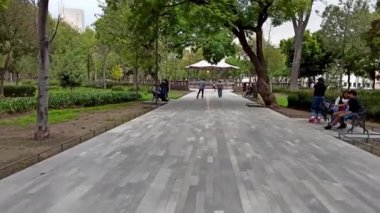 Mexico City, Meksika-Temmuz 2020: Meksika 'nın merkezindeki Alameda Parkı' nda kayan gençler, hafta sonu eğlenmek için toplanabilecekleri bir yer..