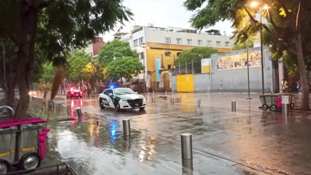 Мехико Мексика Июль 2020 Патрули Путешествуют Центру Города Дождливый День — стоковое видео