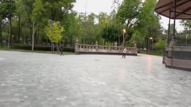 Mexico City, Meksika-Temmuz 2020: Erkekler kaykay yaparken parkta kayıyorlar, Mexico City 'nin merkezi birçok aile ve genç insan için bir buluşma yeridir..