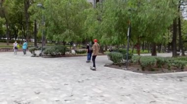 Mexico City, Meksika-Temmuz 2020: Erkekler Meksika 'nın merkez alışveriş merkezini kaykayla geziyor, hafta sonları gençler yürüyüş yapma ve spor yapma fırsatını değerlendiriyor.