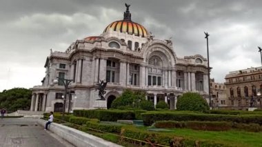 Mexico City, Meksika-Temmuz 2020: Meksika ve uluslararası sanatçıların buluştuğu bir kültür merkezi olan Güzel Sanatlar Sarayı 'nın yan görüntüsü.