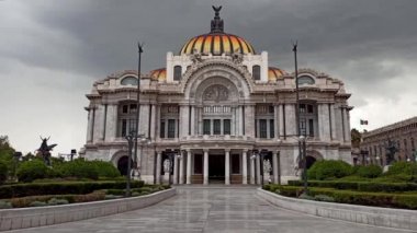 Mexico City, Meksika-Temmuz 2020: Meksika ve uluslararası kültürler için bir buluşma yeri olan Güzel Sanatlar Sarayı, operadan resim ve tiyatroya kadar sergilenmektedir..