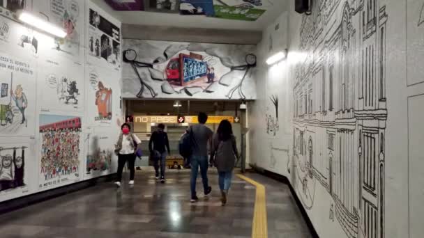 2020年7月 メキシコ メキシコシティ地下鉄のサパタ駅を通る人々は 地下鉄の異なる路線が接続し それは人々の大規模な流入を持っている場所 — ストック動画