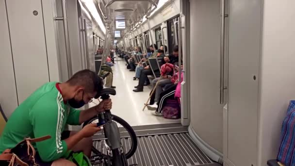 Mexico City Meksiko Heinäkuu 2020 Ihmiset Liikkuvat Metrossa Mexico Cityssä — kuvapankkivideo
