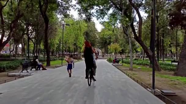 Mexiko Stadt Mexiko Juli 2020 Paar Fährt Mit Dem Fahrrad — Stockvideo
