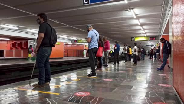 Cidade México México Julho 2020 Pessoas Esperando Chegada Metrô Durante — Vídeo de Stock