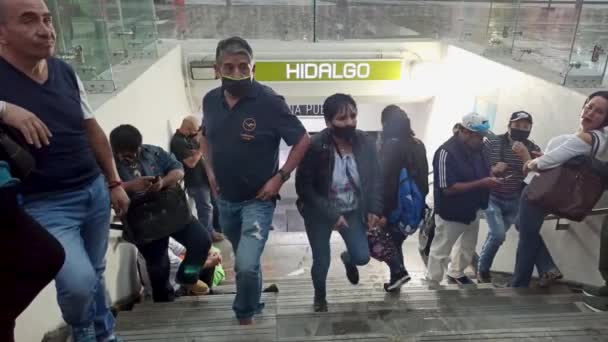 Мехико Мексика Июль 2020 Люди Укрывающиеся Дождя Метро Hidalgo Мехико — стоковое видео