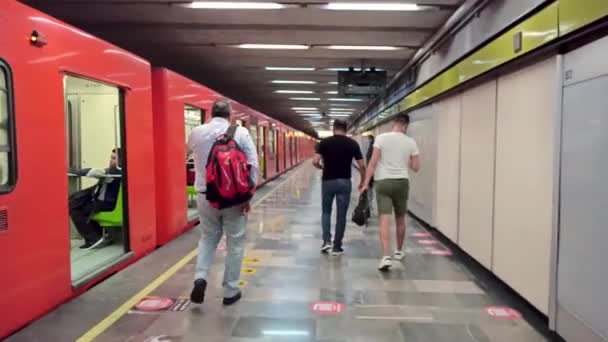 Mexico City Mexico Juli 2020 Orang Orang Berjalan Jalur Kereta — Stok Video