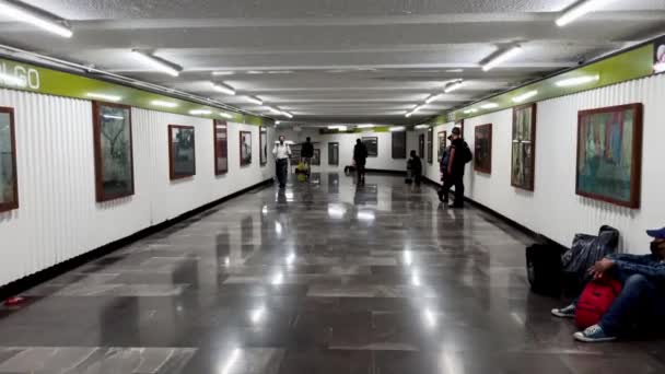 メキシコシティ メキシコ 2020年7月 地下鉄路線を結ぶ長い廊下の中にあるヒダルゴ地下鉄駅のツアーは 乗客が鑑賞できる絵のようなサンプルや絵画です — ストック動画