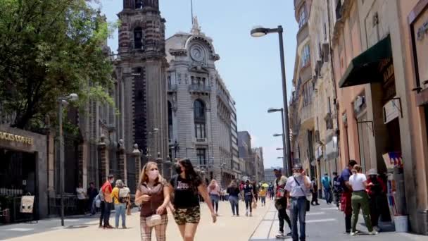 2021年6月 墨西哥城 以圣菲利佩 奈里神庙为背景 在墨西哥城梅德洛大街上行走的人 — 图库视频影像