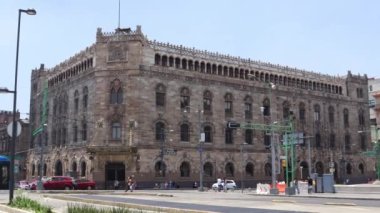 Mexico City, Meksika - Haziran 2021: Meksiko 'nun en sembolik yerlerinden biri olan Postane Sarayı, Güzel Sanatlar Sarayı' nın yanında yer almaktadır..
