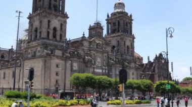 Mexico City, Meksika - Haziran 2021: Mexico City Metropolitan Katedrali, şehrin en sembolik yerlerinden biri olan Zocalo 'nun yanında yer alan, Hıristiyanların ve turistlerin dua etmek ve ziyaret etmek için geldiği yer..