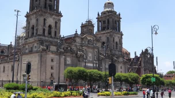 メキシコ市2021年6月 メキシコの首都大聖堂街の象徴的な場所の1つであるZocaloの隣に位置し クリスチャンや観光客が祈りと訪問に来ています — ストック動画